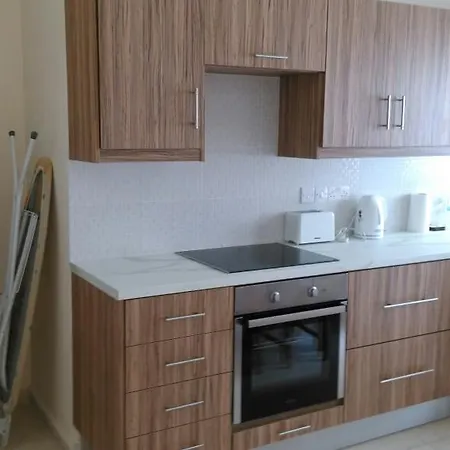 Modern Center شقة لارنكا
